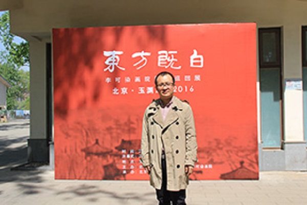 李仕明，曾用李施明，男，1983年生于山东潍坊市安丘，2003年进入中央美术学院中国画学院本科课程学习，2009年赴日学习，同年应李庚教授之邀，担任日本京都造形艺术大学客座讲师，